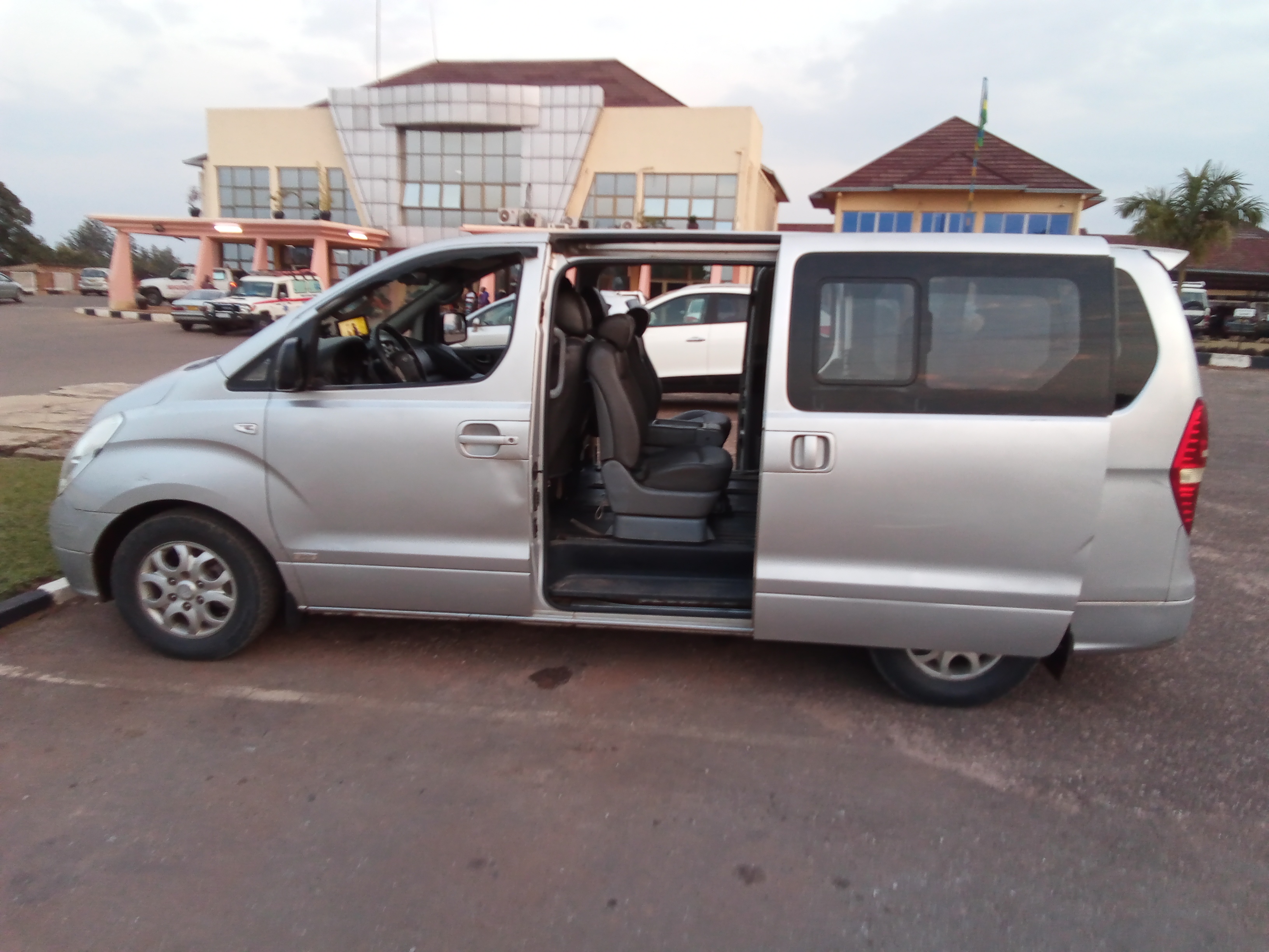 Imodoka Hyundai Grand Starex Igurishwa ku giciro cyiza