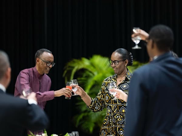  Perezida Kagame na Madamu Jeannette Kagame basangiye n’abahagarariye ibihugu byabo ndetse n’abahagarariye imiryango mpuzamahanga mu Rwanda, bashima uruhare rw’ibyo bihugu n’imiryango mu iterambere ry’Igihugu.